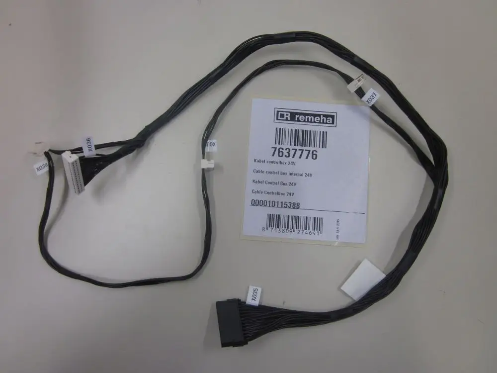 Kabel mit mehreren Steckverbindungen für eine 24V Anschlussbox, gekennzeichnet mit verschiedenen Bezeichnungen. Produkt der Marke Remeha.